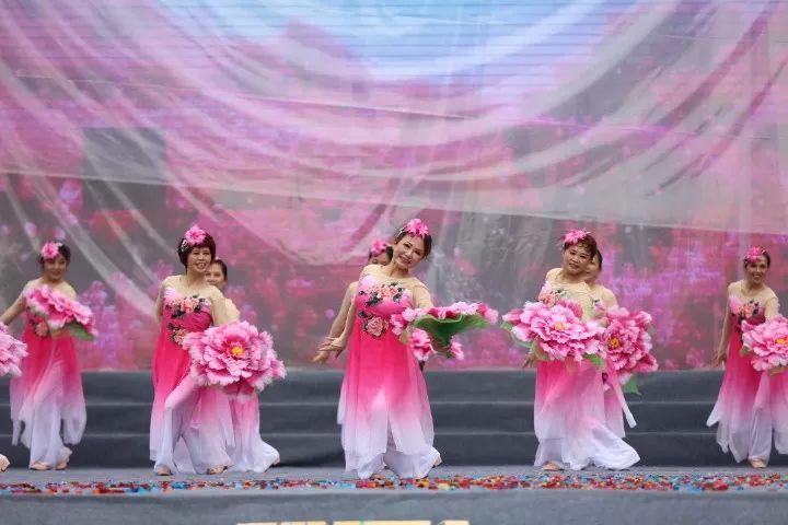 救援时尚的女孩