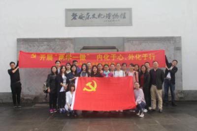 李亚鹏与嫩妻甜蜜拍片，幸福家庭生活引发关注！
